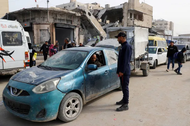 ضابط من شرطة «حماس» يُنظّم حركة المرور في مدينة غزة 28 يناير 2026 (رويترز)
