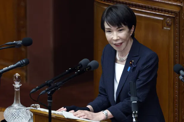 رئيسة الوزراء اليابانية ساناي تاكايشي تلقي خطاباً في البرلمان الياباني بطوكيو - 20 فبراير 2026 (إ.ب.أ)