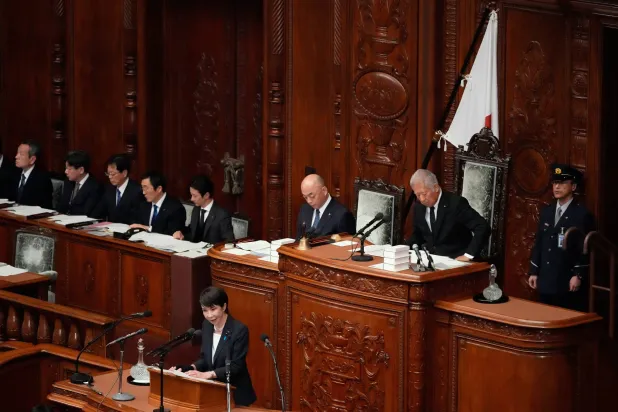 رئيسة الوزراء اليابانية ساناي تاكايتشي في خطابها أمام البرلمان يوم الجمعة بالعاصمة طوكيو (أ ب)