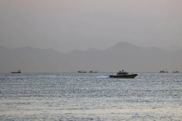 سفينة تابعة لخفر السواحل التايواني في المياه قبالة جزيرة نانغان التابعة لأرخبيل ماتسو في تايوان يوم 16 أغسطس 2022 (رويترز)