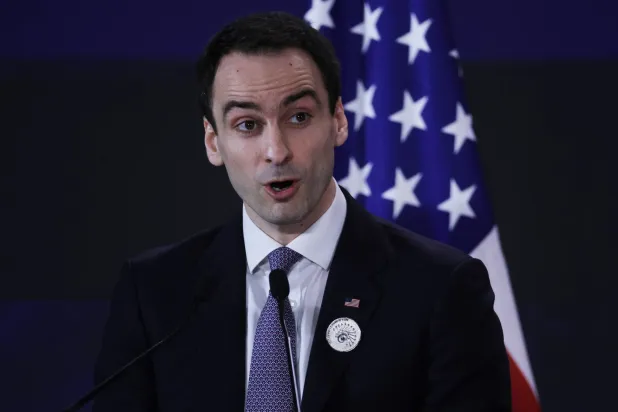 مدير مكتب سياسات العلوم والتكنولوجيا بالبيت الأبيض مايكل كراتسيوس يحضر جلسة خلال قمة «تأثير الذكاء الاصطناعي» في نيودلهي يوم 20 فبراير 2026 (إ.ب.أ)