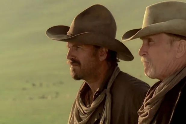 دوڤال (اليمين) وكوستنر في «مروج مفتوحة» (توتشستون فيلمز)