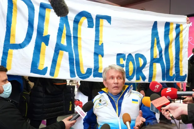 فاليري سوشكيفيتش قال إن البارالمبية منحت الفرصة لرفع العلم نفسه الملطّخ بالدم الأوكراني (أ.ف.ب)