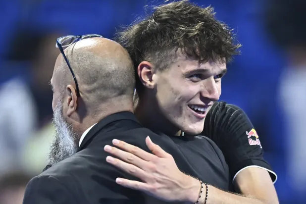 التشيكي ياكوب مينشيك يحتفل بفوزه على سينر (إ.ب.أ)