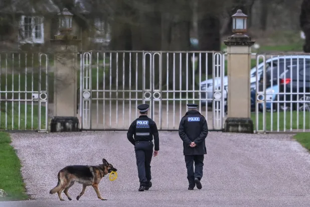 ضباط شرطة عند مدخل «رويال لودج» وهو عقار يقع ضمن ممتلكات قلعة وندسور وكان مقر إقامة أندرو ماونتباتن وندسور الشقيق الأصغر لملك بريطانيا تشارلز... في وندسور ببريطانيا 20 فبراير 2026 (رويترز)