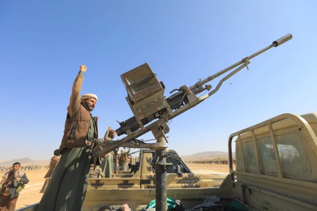 عنصر حوثي ضمن استعراض مسلح نظمته الجماعة في محافظة عمران (أ.ف.ب)