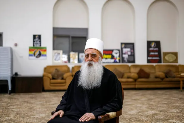 الشيخ موفق طريف الزعيم الروحي للطائفة الدرزية في إسرائيل خلال مقابلة بقرية جولس يوم 15 فبراير 2026 (أ.ف.ب)