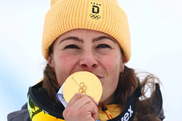 الألمانية دانييلا ماير تحتفل بذهبية التزلج الحر (إ.ب.أ)