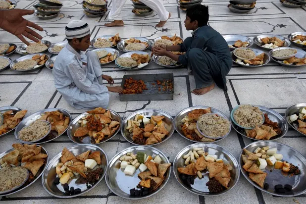 الإفطار والسحور مفاتيح الحفاظ على الطاقة في رمضان (رويترز)