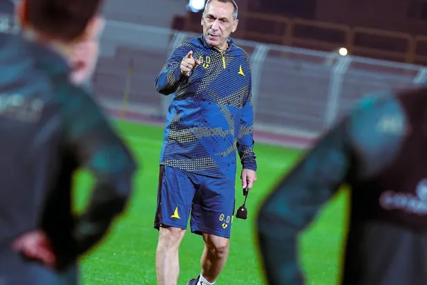 دونيس يوجه لاعبيه خلال التدريبات الأخيرة (موقع النادي)