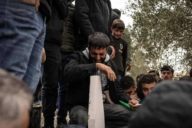 أقارب شاب فلسطيني أميركي قتله مستوطن إسرائيلي في قرية مخماس بالضفة الغربية خلال تشييع جثمانه (أ.ف.ب)