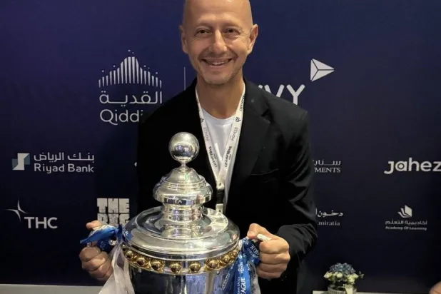 الرئيس التنفيذي للهلال مع كأس دوري المحترفين (الشرق الأوسط)
