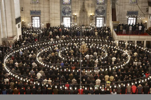 المسلمون يؤدون صلاة الجمعة الأولى من شهر رمضان المبارك في جامع السليمانية بإسطنبول (إ.ب.أ)