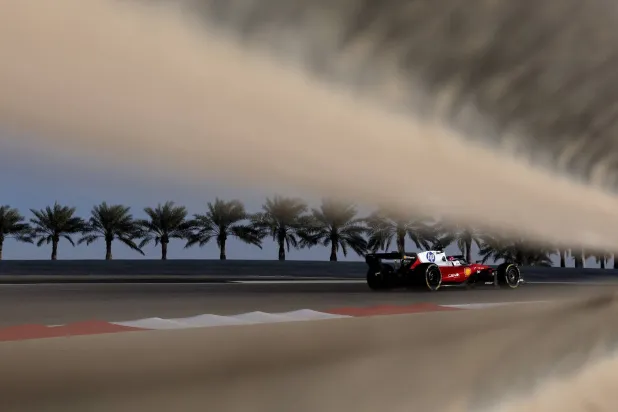 شارل لوكلير سائق فيراري تألق في اختبارات حلبة الصخير (رويترز)