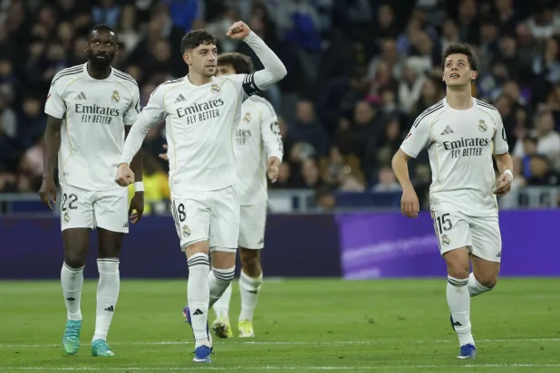 ريال مدريد انقض على صدارة الدوري  مستفيداً من خسارة برشلونة المفاجئة (إ.ب.أ)