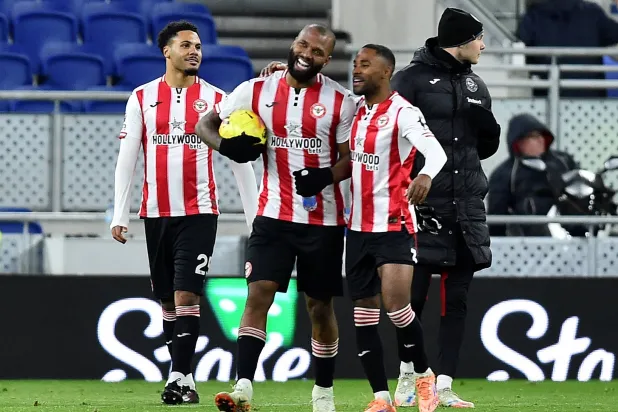 نجم برنتفورد إيغور تياغو (وسط) أحرز 17 هدفاً هذا الموسم (رويترز)