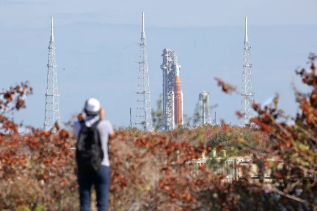 صاروخ «أرتميس 2» التابع لوكالة «ناسا» موجود في مركز كينيدي للفضاء في فلوريدا (أ.ف.ب)