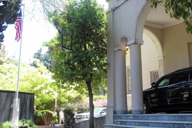 من مراسم رفع العلم الأميركي فوق مقر إقامة السفير في دمشق في 29 مايو 2025 (أرشيف)