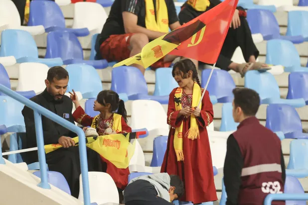 مشجع قدساوي خلال تواجده في المدرجات برفقة طفلتيه (تصوير: عدنان مهدلي)