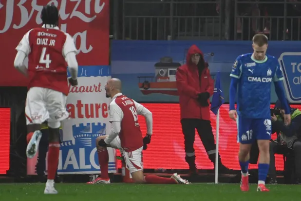  لودوفيك لاعب بريست يحتفل بالهدف في شباك مارسيليا (أ.ف.ب)