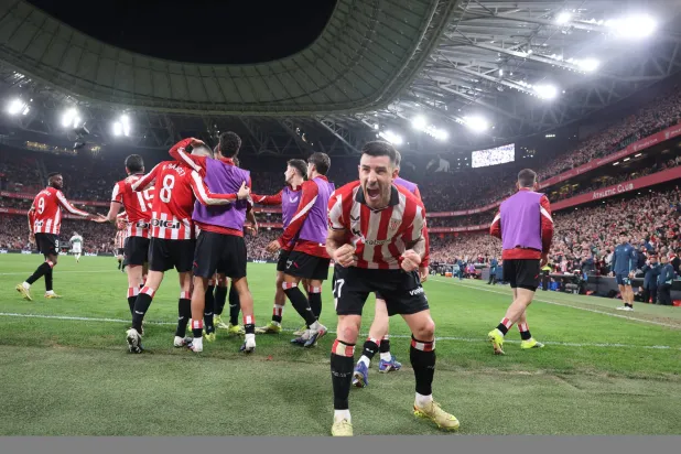 فرحة لاعبي بلباو بهدف الفوز (إ.ب.أ)