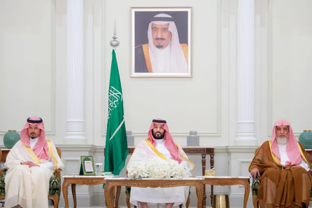 الأمير محمد بن سلمان لدى استقباله العلماء والوزراء وجمعاً من المواطنين في المدينة المنورة (واس)