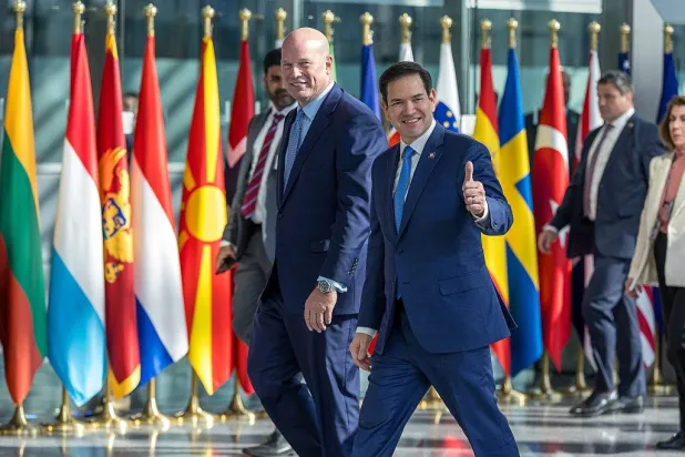 وزير الخارجية الأميركي ماركو روبيو مع السفير لدى «ناتو» ماثيو ويتيكر في بروكسل (غيتي)