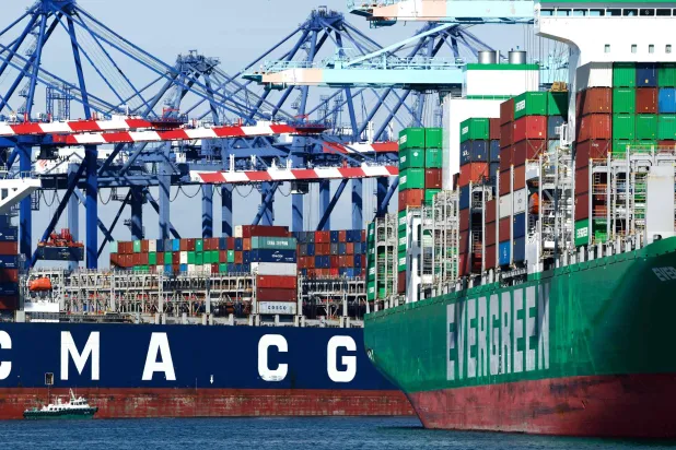 رافعات شحن تعلو سفن حاويات محمّلة بحاويات في ميناء لوس أنجليس (أ.ف.ب)