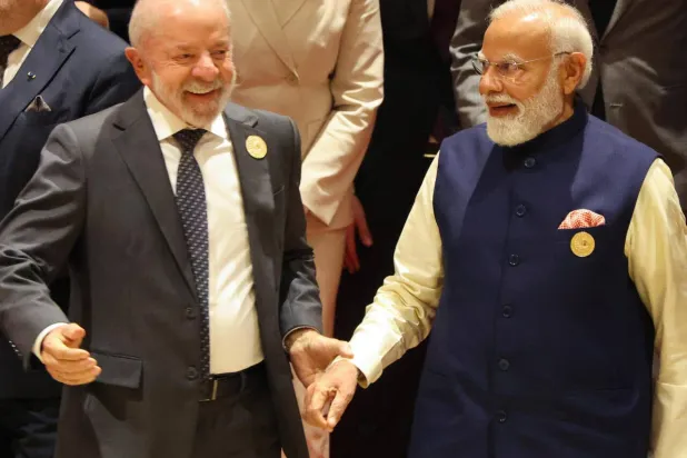 Brazil's President Luiz Inacio Lula da Silva (L) and Indian Prime Minister Narendra Modi are expected to discuss efforts to increase trade links. Ludovic MARIN / AFP/File
