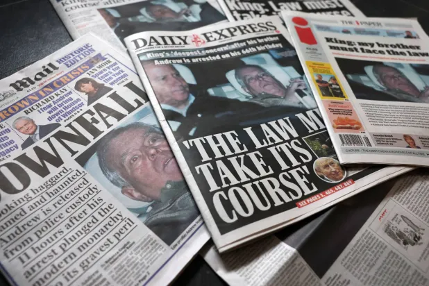 الصفحات الأولى للصحف البريطانية عقب اعتقال أندرو ماونتباتن-ويندسور في ليفربول (إ.ب.أ)