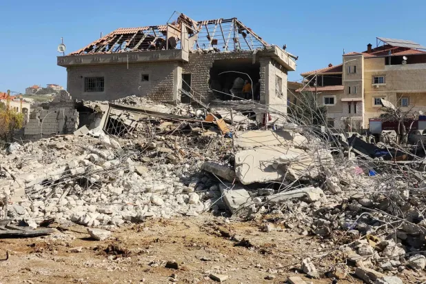  Lübnan'ın doğusundaki Bekaa Vadisi bölgesinde bulunan Bednayel köyünde, İsrail hava saldırılarının ardından ağır hasar gören bina (AFP)