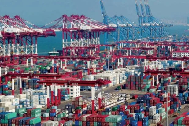 حاويات ورافعات عملاقة في أحد المواني الصينية (رويترز)