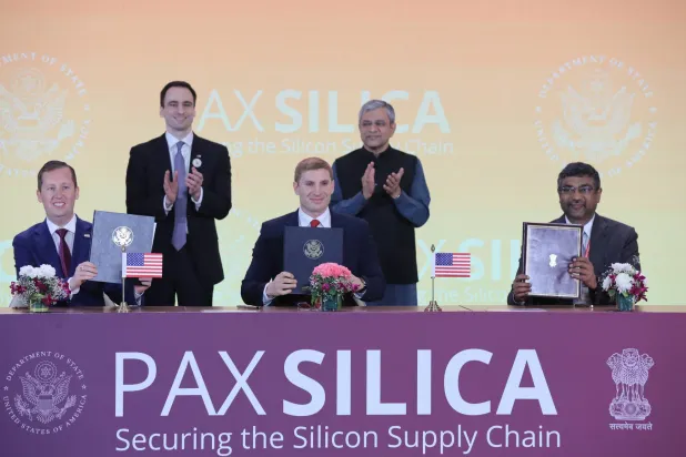 خلال توقيع إعلان باكس سيليكا بين الولايات المتحدة والهند (إ.ب.أ)