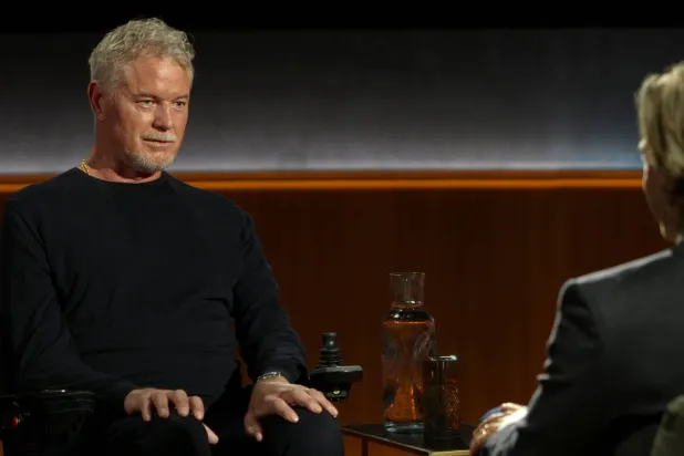 الممثل إريك داين (يسار) وبراد فالتشوك في إحدى حلقات سلسلة «الكلمات الأخيرة الشهيرة» (أ.ب)