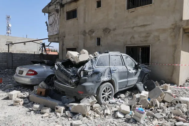 سيارة متضررة من جرَّاء القصف الإسرائيلي على بلدة تمنين في البقاع شرق لبنان مساء الجمعة (إ.ب.أ)