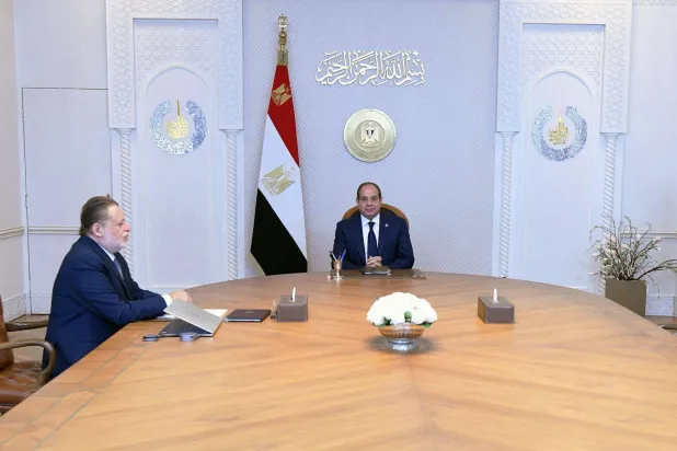 السيسي خلال استقباله محافظ البنك المركزي حسن عبد الله (رئاسة الجمهورية)