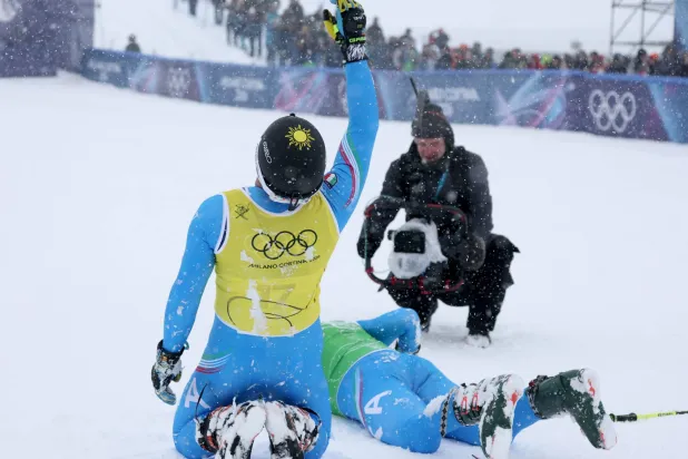 الإيطاليان سيموني ديروميديس (يمين) وفيديريكو توماسوني يحتفلان بالفوز في «سكي كروس» (إ.ب.أ)