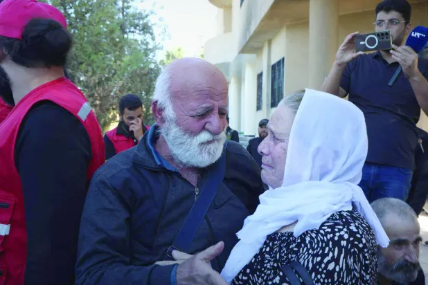 درزية من محافظة السويداء تستقبل قريبها المفرج عنه في عملية تبادل أسرى بين الأطراف المتنازعة (أرشيفية - «سانا»)