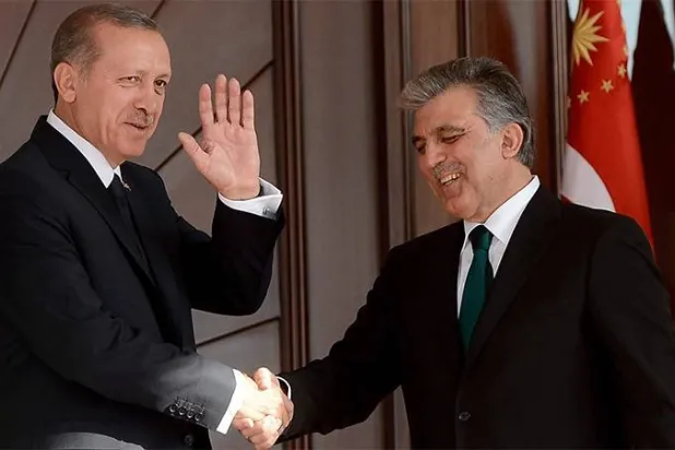 الرئيس التركي السابق عبد الله غل مستقبلاً الرئيس الحالي رجب طيب إردوغان بقصر الرئاسة في أنقرة عقب انتخابه رئيساً للبلاد عام 2007 (أرشيفية - الرئاسة التركية)