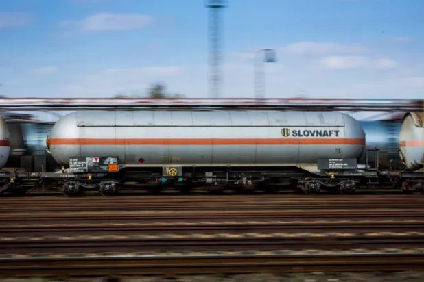 طلبت «سلوفنافت» 7 ناقلات تحمل نفطاً ‌من السعودية ‌والنرويج وكازاخستان وليبيا ⁠في ظل انقطاع إمدادات النفط الروسي عبر خط «دروغبا» (شركة سلوفنافت)