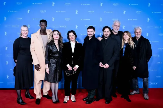 صناع الفيلم خلال عرضه الأول في مهرجان برلين (إدارة برلين السينمائي)
