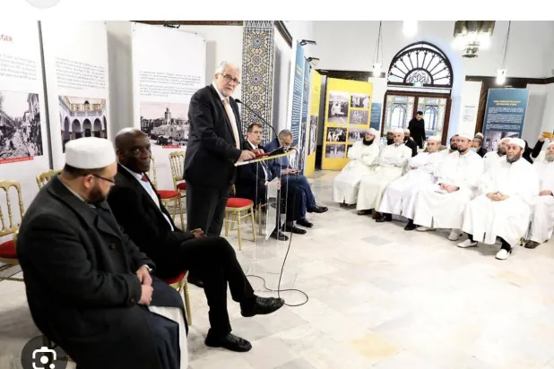 عميد مسجد باريس خلال استقباله الأئمة الموفدين من الجزائر (مسجد باريس)