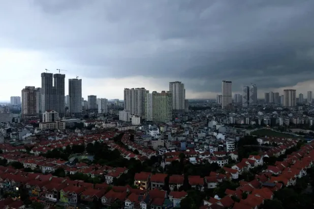 عاصفة تتجمع فوق سماء العاصمة الفيتنامية هانوي (أ.ف.ب)