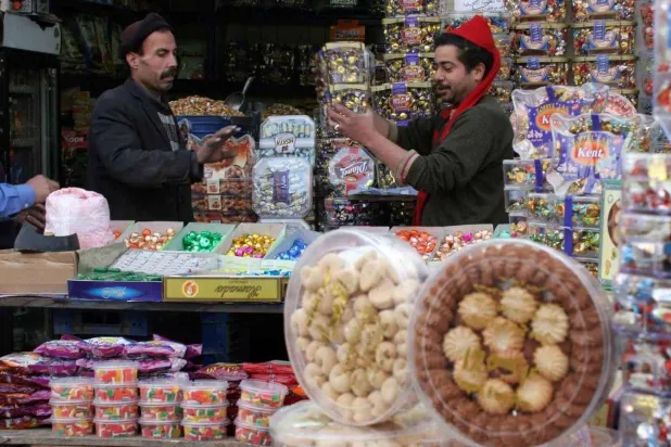 محل تجاري بسوق الحسين في العاصمة الأردنية عمّان (رويترز)