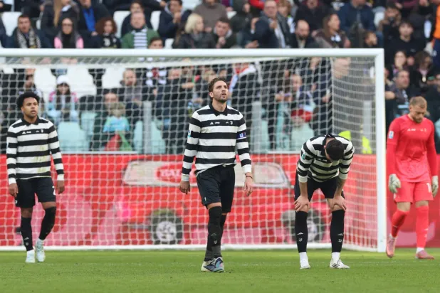 حسرة لاعبي اليوفي بعد الهزيمة الموجعة من كومو (رويترز)