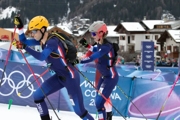 الثنائي الفرنسي إميلي هاروب وتيبو أنسلميه تألقا في التزلج الجبلي (د.ب.أ)