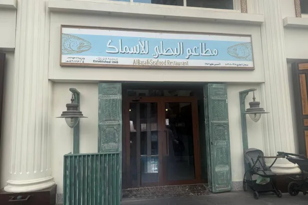 مطعم البصلي للأسماك شاهدًا على حكاية لم تبدأ كمشروع تجاري بل كحياة يومية تشكّلت حول البحر (الشرق الأوسط)