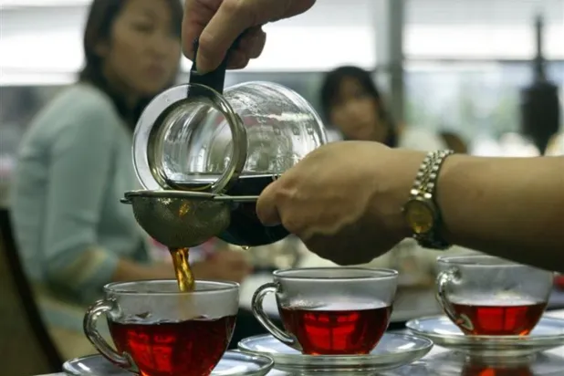 إضافة السكر قد تُقلل من محتوى الشاي من البوليفينولات (رويترز)