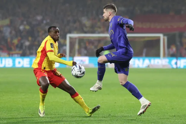 سعود عبد الحميد في كرة مشتركة مع البرازيلي هنريكي لاعب موناكو (أ.ف.ب)