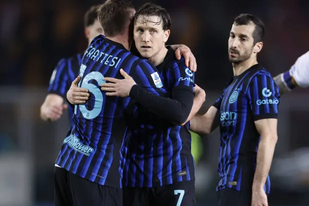 فرحة لاعبي الإنتر بالهدف الثاني (رويترز)